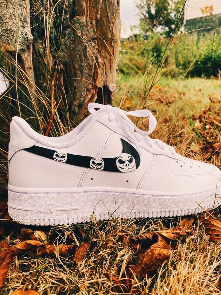 The nightmare before Christmas AF1’s 🎃💀🧵🪡

#NightmareBeforeChristmas #af1custom #customsneakers #sneakers #artist #customshoes #sneakerhead #af1 #airforce1