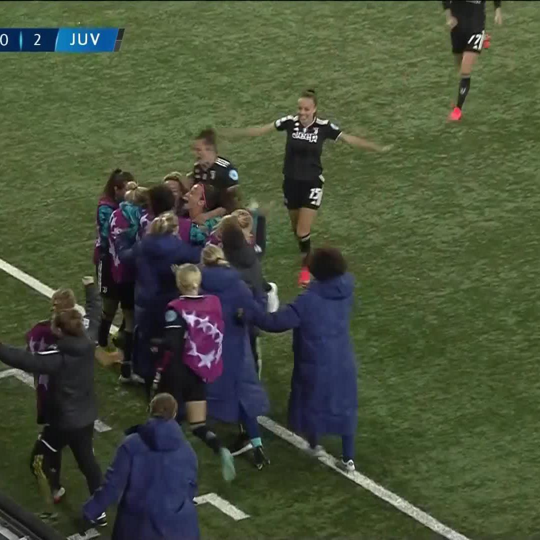 Barbara Bonansea doubles Juventus' lead 🔥

#UWCL LIVE NOW ⬇️
🇬🇧 🎙 👉  🎙 👉  🎙 👉