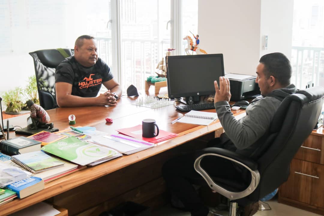 MinecOficial's tweet photo. #Entérate|El Ministro del Ministerio para el Ecosocialista @JosueLorcaV, sostuvo una reunión con el Cacique General Giancarlos Velázquez, para conversar sobre la reactivación de algunas actividades turísticas, autóctonas y sanas en el Parque Nacional Canaima.
#PuebloUnidoYActivo https://t.co/z6d8fJP1NA