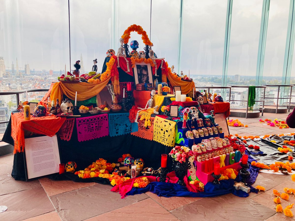 EmbMexBelgicaUE's tweet photo. @EmbMexBelgicaUE y @MASAntwerpen🇧🇪 te invitan a celebrar una de las tradiciones más emblemáticas de #México🇲🇽 este 30 de octubre a las 13h en la inauguración de nuestro altar de muertos🏵️💀🏵️ en memoria del poeta David Huerta, creación del artista mexicano #SergioMerida. https://t.co/fBZuzJk6FN