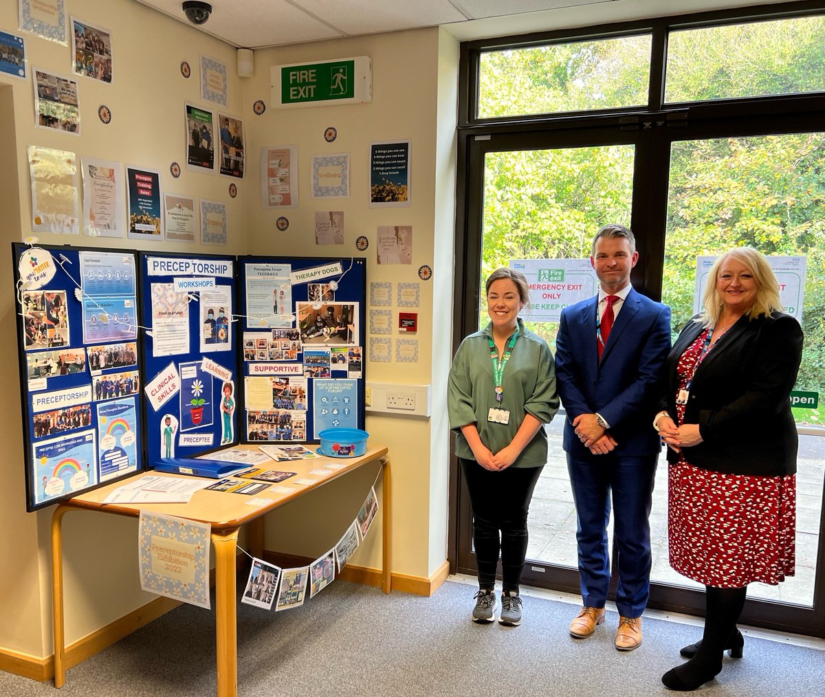 MWLNHSLibrary's tweet photo. We were delighted that Anne-Marie Stretch &amp; @AndyLargeNHS called in to the Hanley Library this afternoon to see our new soundproof booths and laptop lockers. An added bonus was the chance to visit ✨@ericasmart ✨Preceptorship Exhibition currently on display in the library.😊 https://t.co/V3HG8OdUi4
