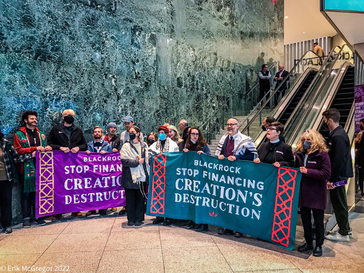 Faith leaders are inside <a href="/BlackRock/">BlackRock</a> headquarters in NYC calling for no more fossil fuel funding, an investment in clean energy, and policies by and for indigenous peoples. #Faiths4Climate
📷: <a href="/Bike_at_W4/">Sinister</a>