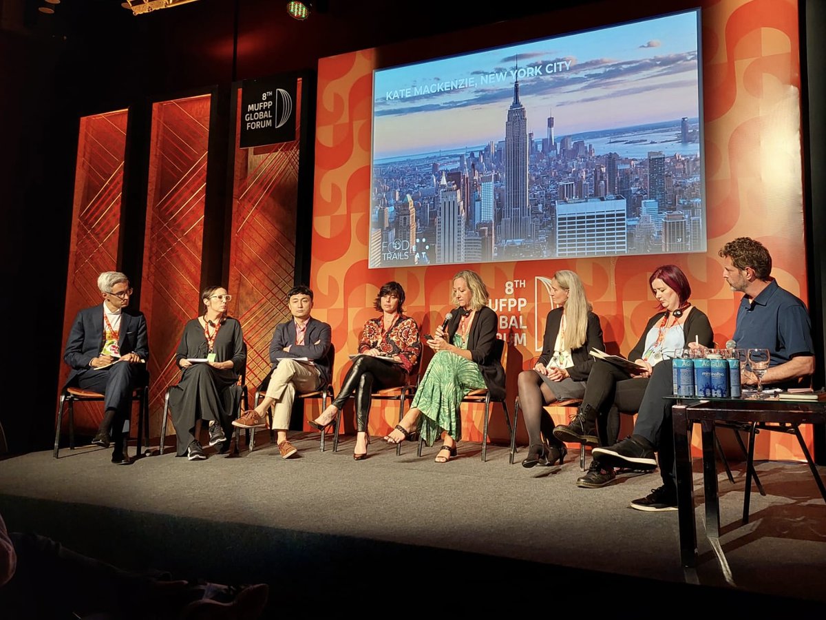 #Rio8Mufpp🌍| <a href="/food_trails/">Food Trails</a> side event

🗣️<a href="/katemack00/">Kate MacKenzie</a> from #NewYorkCity <a href="/nycfood/">NYC Mayor's Office of Food Policy</a> explained the work of institutionalizing a “good food” purchasing framework into procurements for more than 230 M meals a year.

#EuFoodCities