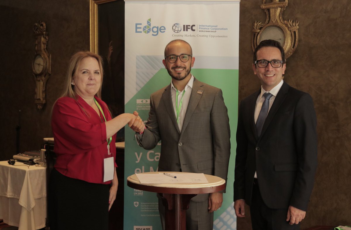 edgebuildings's tweet photo. EDGE Buildings celebró recientemente un hito importante: ¡Cinco años trabajando junto a @CAMACOLBOGOTA promoviendo #edificiosverdes con EDGE #GreenBuildings en Colombia! Conoce más sobre EDGE en Colombia en nuestro sitio web: https://t.co/vgAOPAkqSD https://t.co/xPjb9KFose