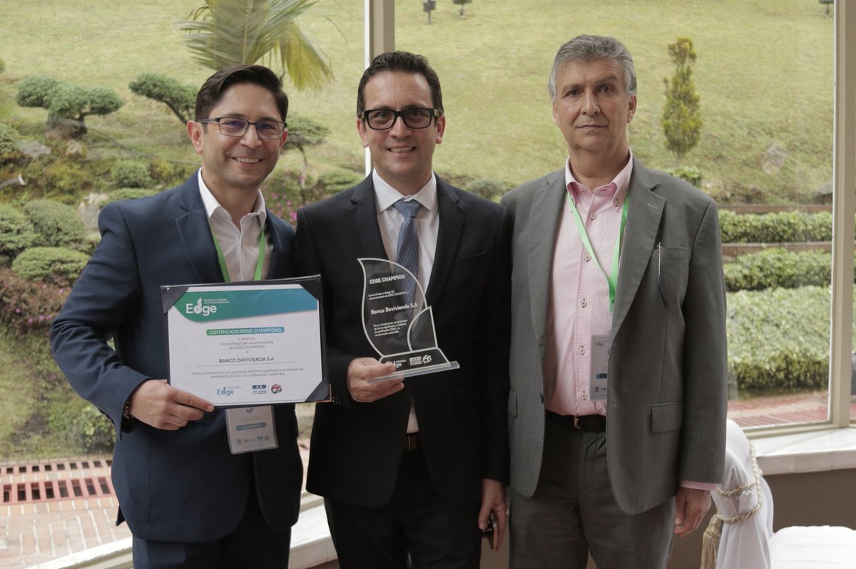 edgebuildings's tweet photo. EDGE Buildings celebró recientemente un hito importante: ¡Cinco años trabajando junto a @CAMACOLBOGOTA promoviendo #edificiosverdes con EDGE #GreenBuildings en Colombia! Conoce más sobre EDGE en Colombia en nuestro sitio web: https://t.co/vgAOPAkqSD https://t.co/xPjb9KFose