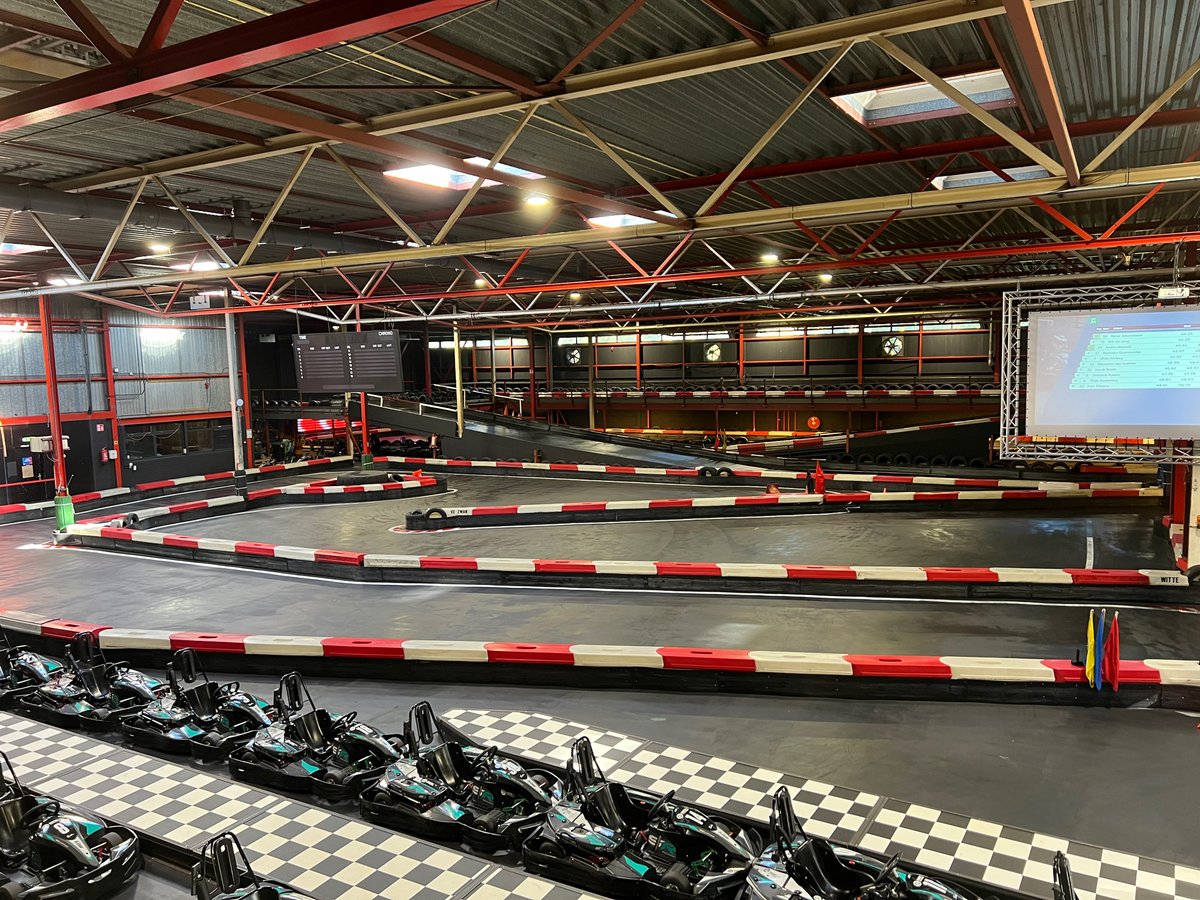 Dinsdag 18 oktober was het dan zover, tijd voor een uitje met het team. De foto zegt het al, we hebben elkaar opgejaagd in de karts. Schijnt dat we toch beter zijn in programmeren, maar gezellig was het zeker!