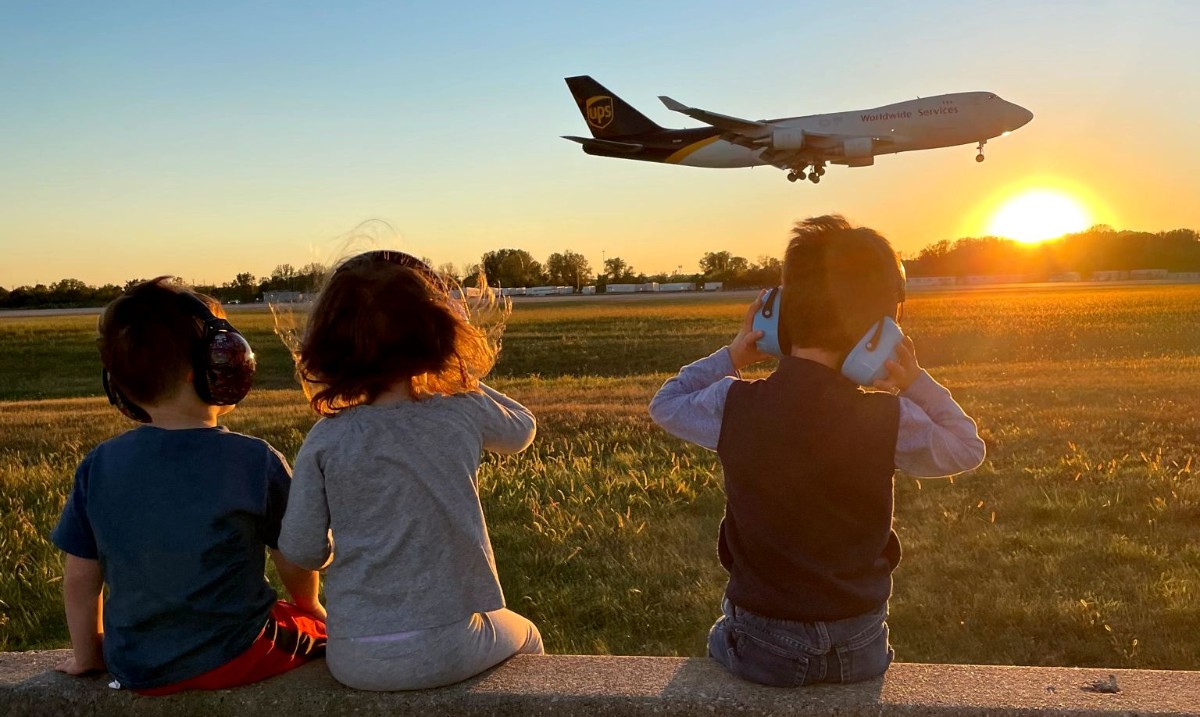 Congrats to @UPS 747 Capt. Darryl Rollins on his retirement. Three of his grandchildren witnessed his last flight landing on 35L at @FlyLouisville. Darryl - on behalf of our @UPSers thanks for 35 years of #deliveringwhatmatters! #ThankAUPSer ✈️ #aviation #avgeek #pilots