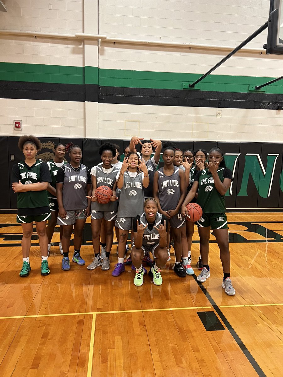 shsboysbball's tweet photo. 🗣 @LadyLionBB 1st Day of the season!#SHSHoops https://t.co/HNVZwMNNNw