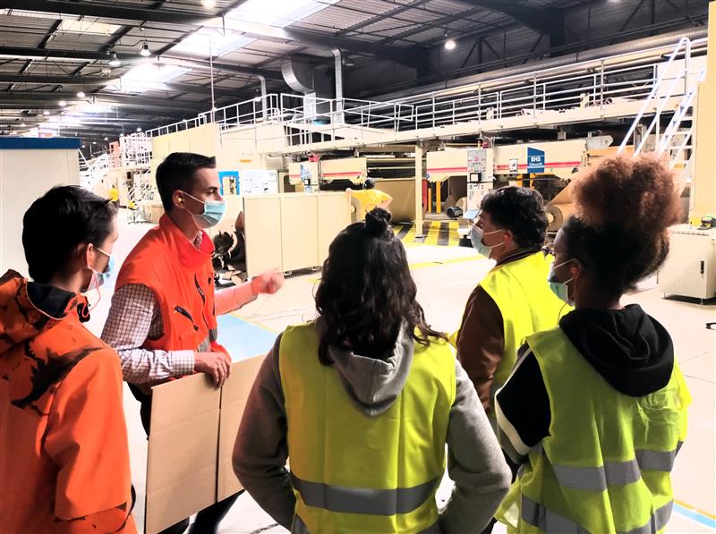FTravail_NA's tweet photo. #immersion | Candidats #poleemploi et jeunes #missionlocale ont participé à la visite de l'entreprise SAICA PACK pour découvrir les coulisses des métiers du #papier #carton. A suivre le job dating à #Bourganeuf 👉 https://t.co/FVdmYHmumT https://t.co/A19Bgw1csm