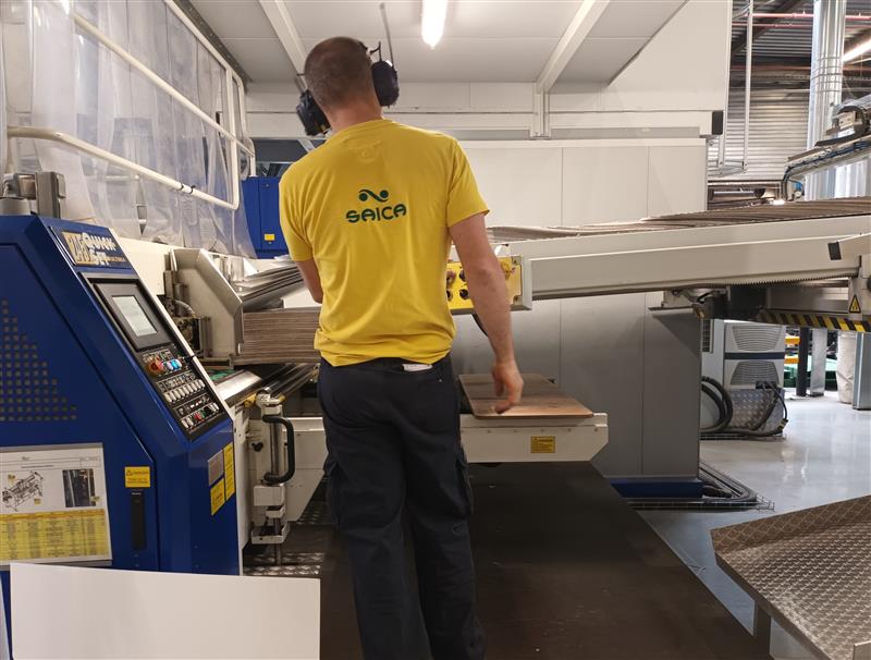 FTravail_NA's tweet photo. #immersion | Candidats #poleemploi et jeunes #missionlocale ont participé à la visite de l'entreprise SAICA PACK pour découvrir les coulisses des métiers du #papier #carton. A suivre le job dating à #Bourganeuf 👉 https://t.co/FVdmYHmumT https://t.co/A19Bgw1csm
