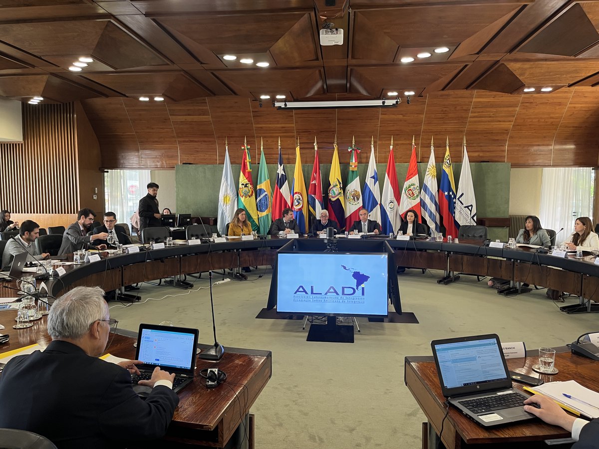 ALADI_SG's tweet photo. XXII Reunión Técnica de Oficinas Gubernamentales Responsables del Suministro de la Información Estadística de Comercio Exterior (RECOMEX) 📊📈

La reunión se llevó a cabo en la sede de @ALADI_SG y contó con la participación de expertos de los 13 países de la Asociación https://t.co/xCYIV3EXso