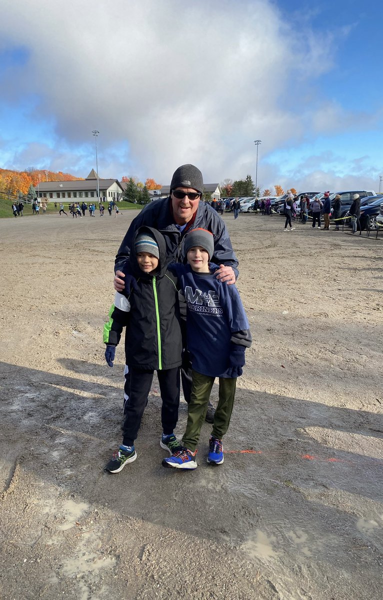 MundysBayPS's tweet photo. Staying warm and hanging out with Coach Larmand at X-country counties at Mount St. Louis Go Mariners! #wethenorthsimcoe @SCDSB_Schools @opheacanada https://t.co/iAqNTLoUfR