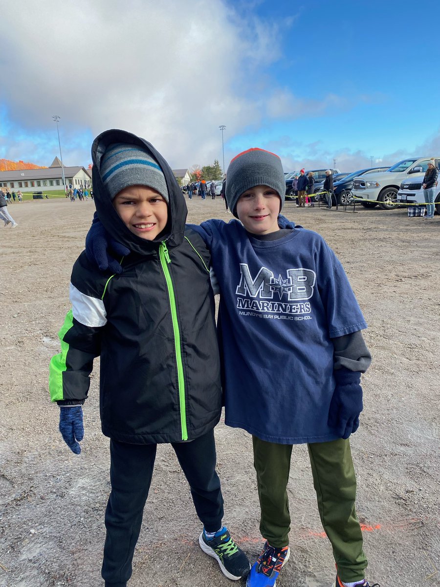 MundysBayPS's tweet photo. Staying warm and hanging out with Coach Larmand at X-country counties at Mount St. Louis Go Mariners! #wethenorthsimcoe @SCDSB_Schools @opheacanada https://t.co/iAqNTLoUfR