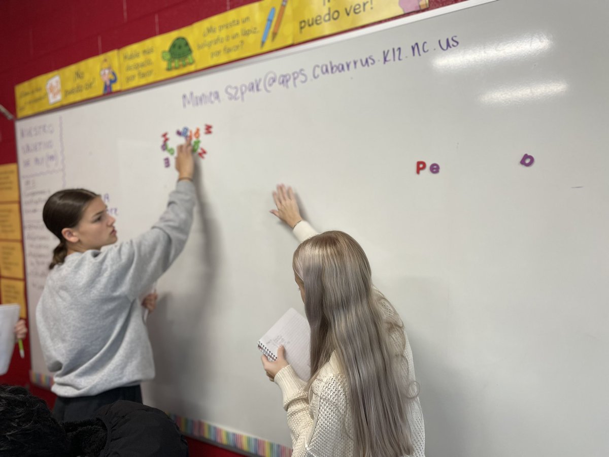 KrinaBPatel's tweet photo. Thoroughly enjoyed my time in Spanish 3 today! Loved seeing their smiling faces as Ms. Szpak facilitated a learning game with new vocabulary! @CabarrusWest @CabCoSchools #LetsGoFlying https://t.co/k1mYHpVCz5