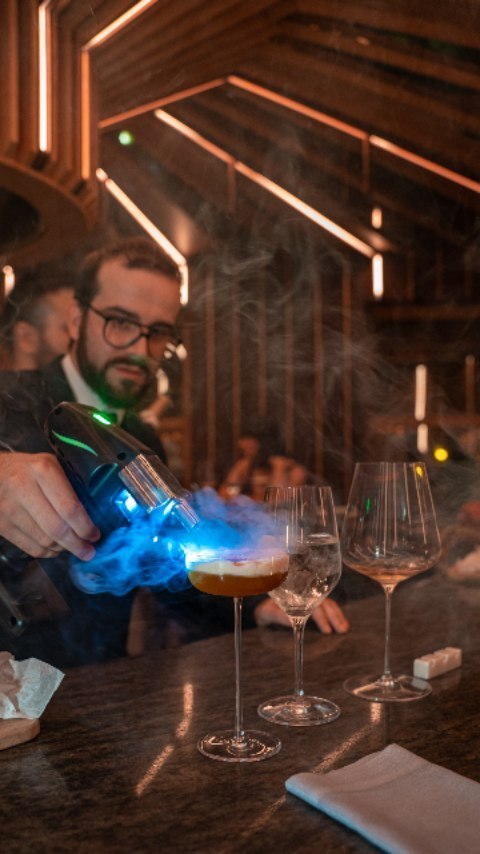 [Video] Una experiancia sobrenatural en @anomalo_res 👉🏻 La nueva barra de <a href="/abarra_res/">Restaurante A' Barra</a> 

-----------
✨ 1 Estrella Michelin + 2 Soles Guía Repsol
-----------

Es como si estuvieras entrando a un portal donde todo es posible 🌌 Las luces, el soundtrack y… instagr.am/reel/Cj5bVedoh…