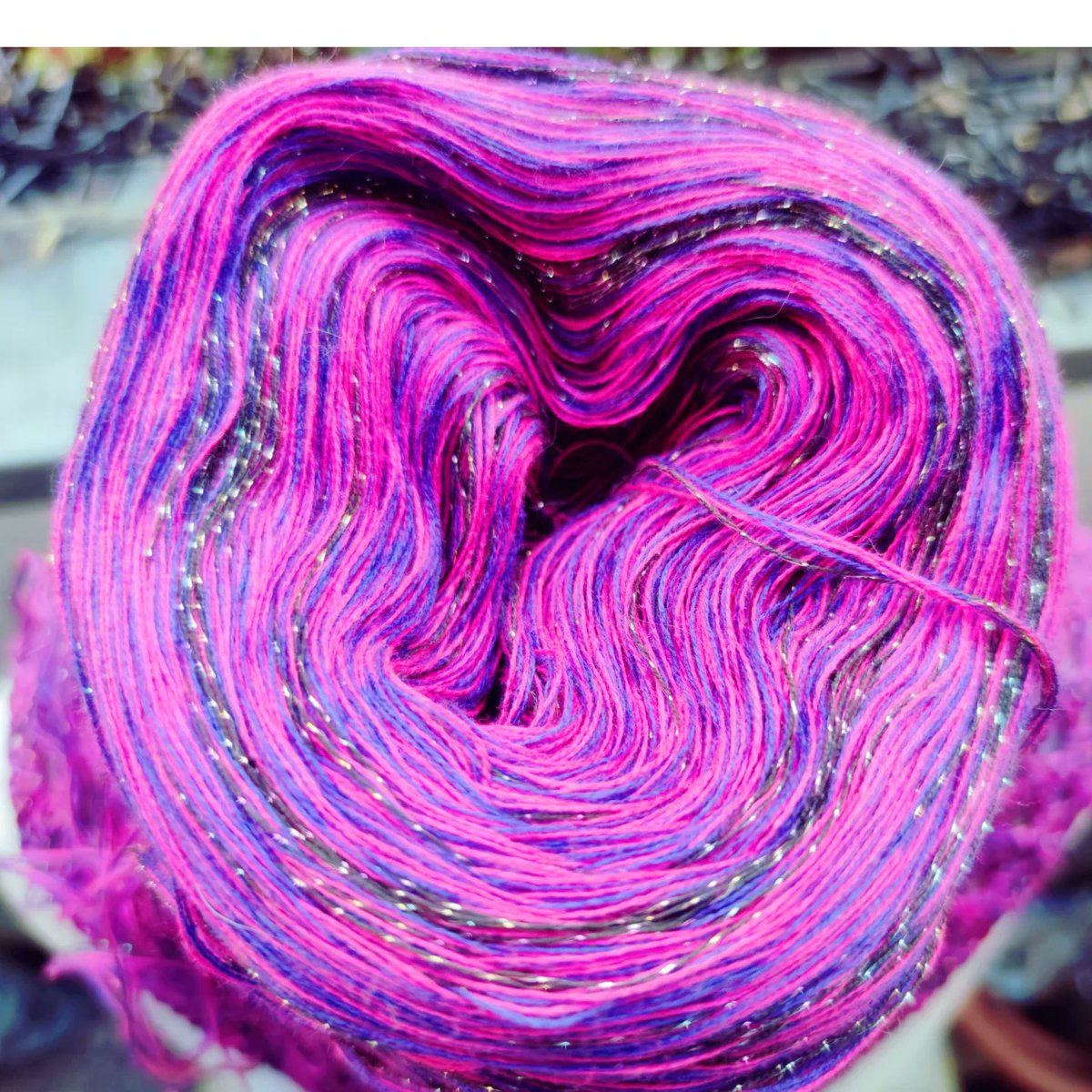 g_farbwelt's tweet photo. Heute mal etwas mit Glitzer 💖✨
#werbung #gefachtesgarn #farbverlaufsgarn #handarbeitsclub #handgemachtmitliebe #handgewickelt #neongarn #neonwolle #stricken #häkeln #ginaswolligefarbwelt #häkeltuch #dreieckstuch #grannysquarehäkeln #glitzergarn https://t.co/WtU1bBxDkI
