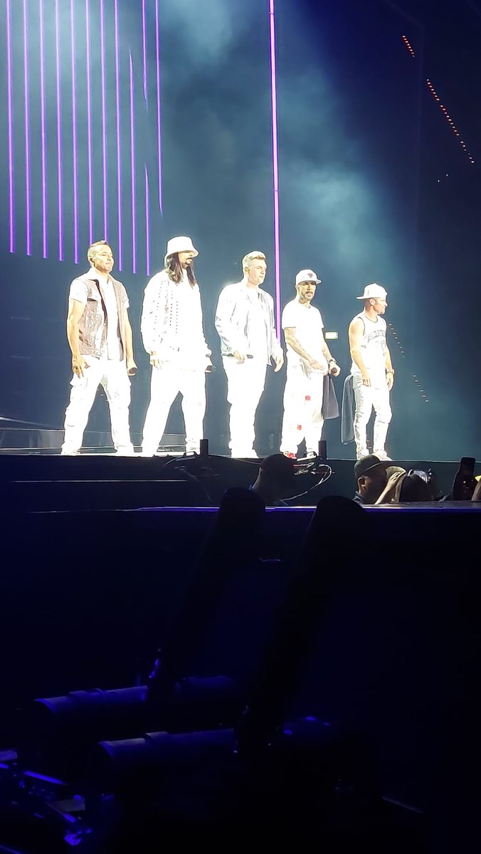 chrispyline's tweet photo. No words can describe the feeling after your shows ❤🖤 It was incredible 😍 THANK YOU so much for all your love 🎶 See you on friday 🎉😊 🔜 @backstreetboys @kevinrichardson @nickcarter @aj_mclean @howied @brian_littrell #bsbman #dnaworldtour2022 https://t.co/G6Ehv15AG7