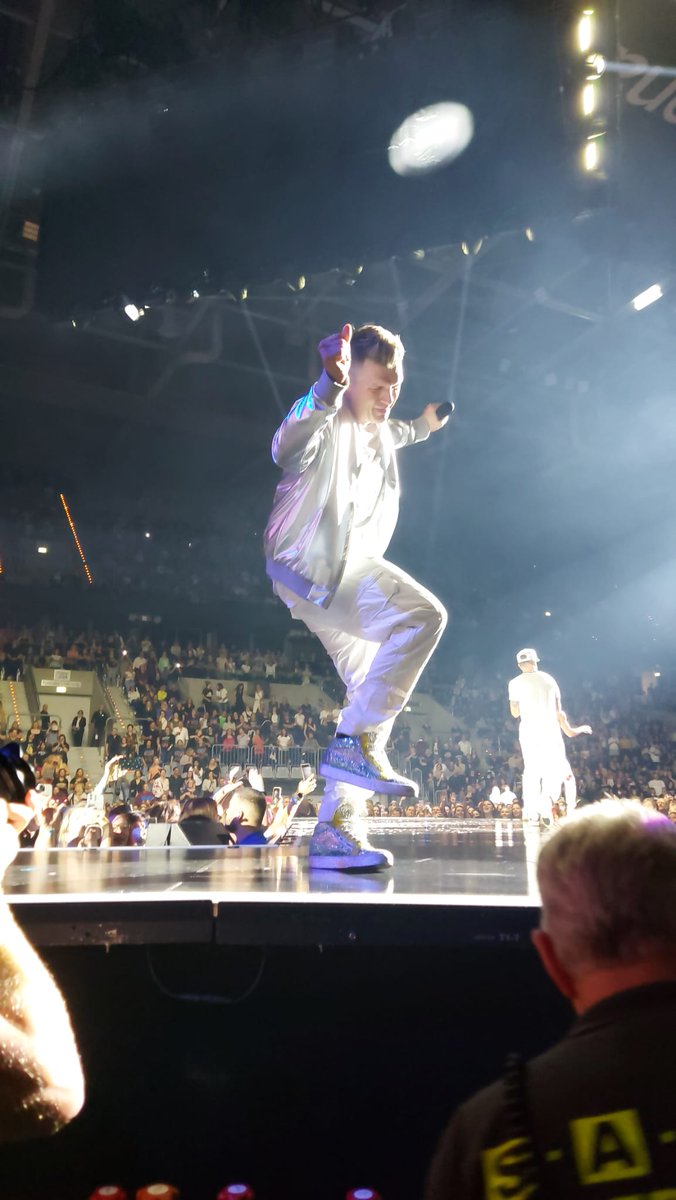 chrispyline's tweet photo. No words can describe the feeling after your shows ❤🖤 It was incredible 😍 THANK YOU so much for all your love 🎶 See you on friday 🎉😊 🔜 @backstreetboys @kevinrichardson @nickcarter @aj_mclean @howied @brian_littrell #bsbman #dnaworldtour2022 https://t.co/G6Ehv15AG7