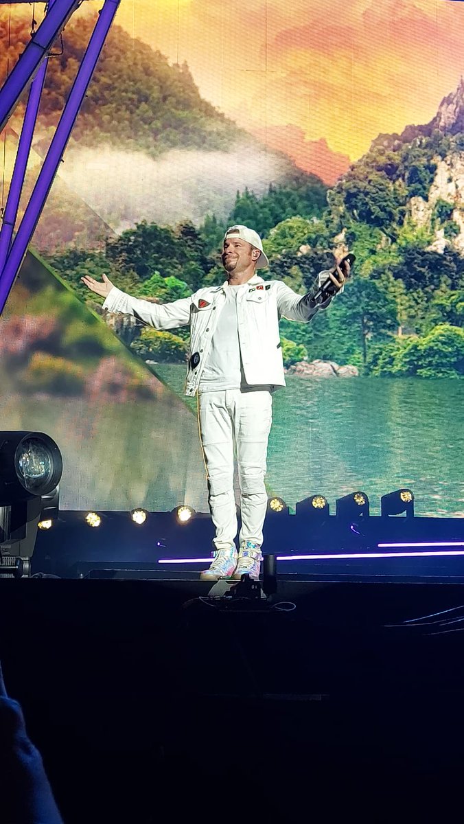 chrispyline's tweet photo. No words can describe the feeling after your shows ❤🖤 It was incredible 😍 THANK YOU so much for all your love 🎶 See you on friday 🎉😊 🔜 @backstreetboys @kevinrichardson @nickcarter @aj_mclean @howied @brian_littrell #bsbman #dnaworldtour2022 https://t.co/G6Ehv15AG7