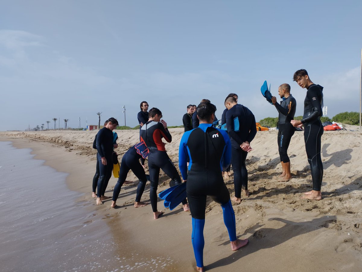 InsDB25anys's tweet photo. 🏊♀️🏊 GUIAMN 2:
Avui els alumnes del #GUIAMN2 Blanxart han començat les classes pràctiques de socorrisme al medi natural aquàtic a la platja del Prat de Llobregat, aprenent sobre tècniques i materials de rescat al mar. https://t.co/faHQsocCg6