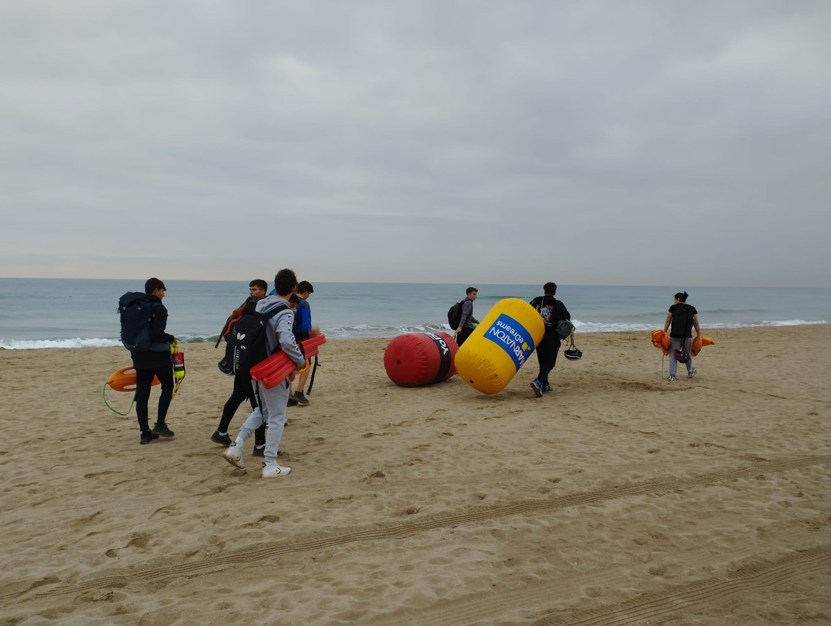 InsDB25anys's tweet photo. 🏊♀️🏊 GUIAMN 2:
Avui els alumnes del #GUIAMN2 Blanxart han començat les classes pràctiques de socorrisme al medi natural aquàtic a la platja del Prat de Llobregat, aprenent sobre tècniques i materials de rescat al mar. https://t.co/faHQsocCg6