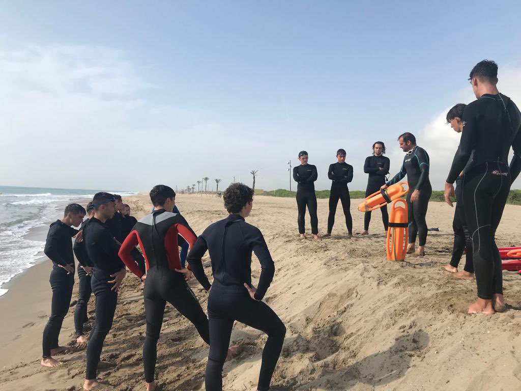 InsDB25anys's tweet photo. 🏊♀️🏊 GUIAMN 2:
Avui els alumnes del #GUIAMN2 Blanxart han començat les classes pràctiques de socorrisme al medi natural aquàtic a la platja del Prat de Llobregat, aprenent sobre tècniques i materials de rescat al mar. https://t.co/faHQsocCg6