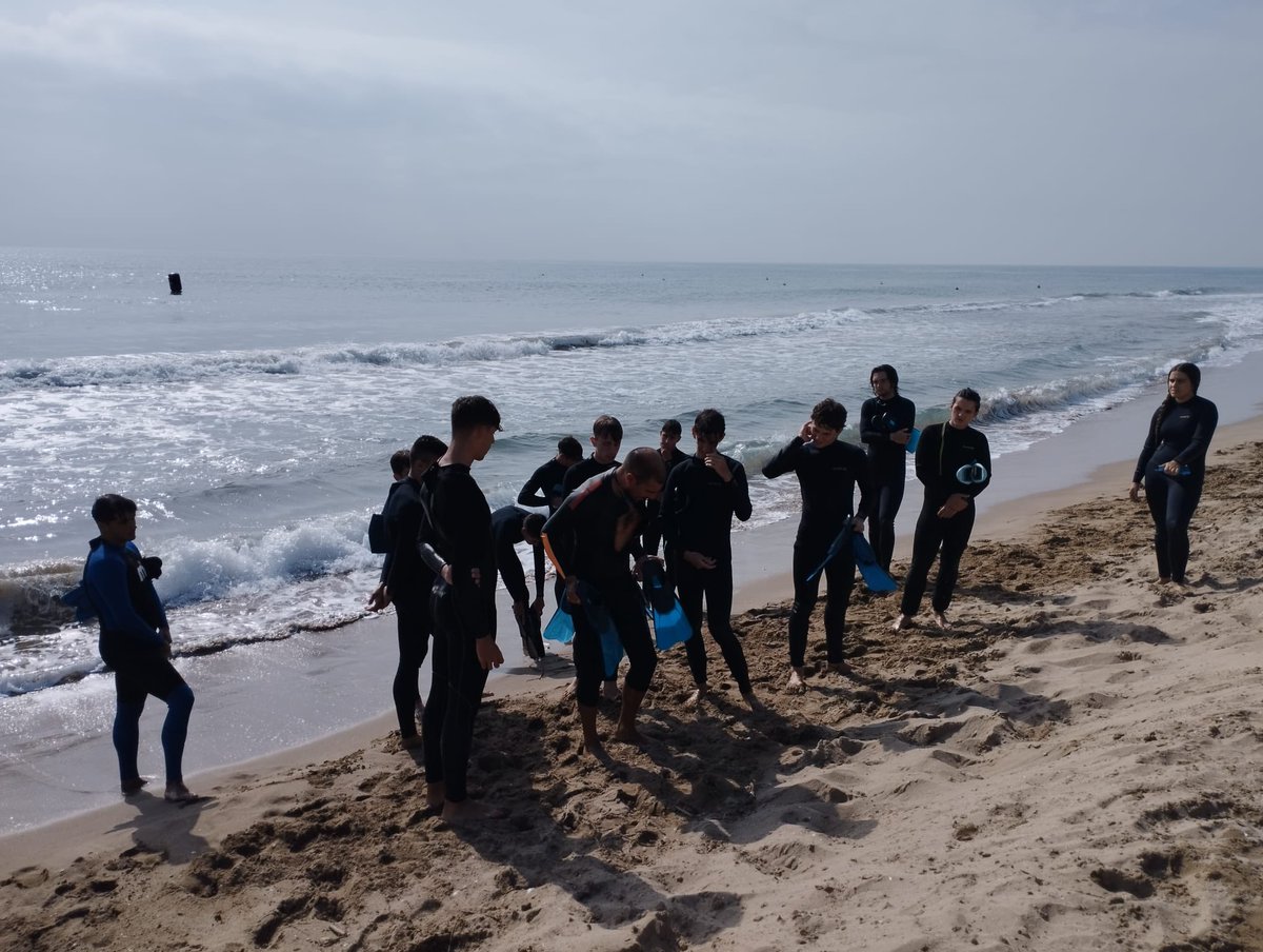 InsDB25anys's tweet photo. 🏊♀️🏊 GUIAMN 2:
Avui els alumnes del #GUIAMN2 Blanxart han començat les classes pràctiques de socorrisme al medi natural aquàtic a la platja del Prat de Llobregat, aprenent sobre tècniques i materials de rescat al mar. https://t.co/faHQsocCg6