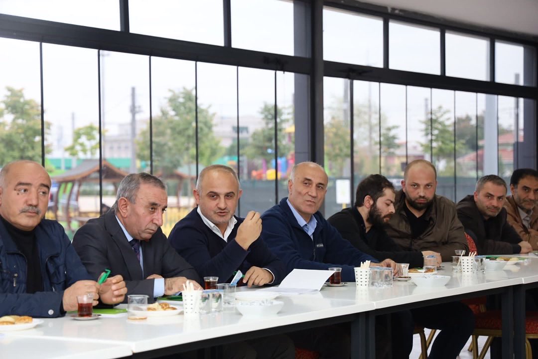 Serhancatal's tweet photo. KBB Şehirler arası Otobüs Terminalimizde ticari faaliyet gösteren esnaflarımız ile bir araya geldik. Esnaflarımızla istişare edip, verimli bir toplantı gerçekleştirdik. https://t.co/CIAVrIy2oZ