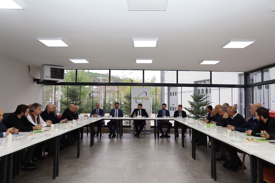 Serhancatal's tweet photo. KBB Şehirler arası Otobüs Terminalimizde ticari faaliyet gösteren esnaflarımız ile bir araya geldik. Esnaflarımızla istişare edip, verimli bir toplantı gerçekleştirdik. https://t.co/CIAVrIy2oZ