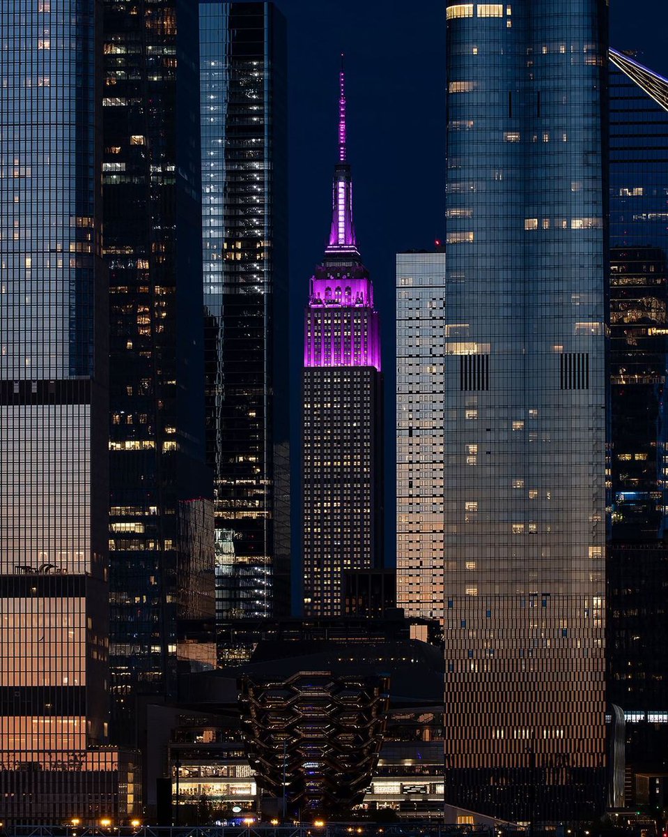 EmpireStateBldg's tweet image. Pretty in purple for @glaad’s 2022 Spirit Day with @COTYInc &amp;amp; @SallyHansen 💜 
 
📷: lee_burns/IG #ESBright