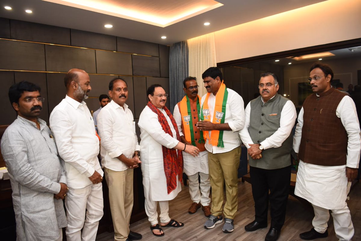 BJP4Telangana's tweet photo. దిల్లీలో ఇవాళ బిజెపిలో చేరిన భువనగిరి మాజీ ఎంపీ డా. బూర నర్సయ్య గౌడ్, ఇతర నాయకులు @BJP4India అధ్యక్షులు శ్రీ @JPNadda గారిని మర్యాదపూర్వకంగా కలిశారు. రాష్ట్ర అధ్యక్షులు శ్రీ @bandisanjay_bjp రాష్ట్ర ఇంచార్జ్ శ్రీ @tarunchughbjp వారిని శ్రీ నడ్డా గారికి పరిచయం చేశారు. https://t.co/xUDkp1KoDQ
