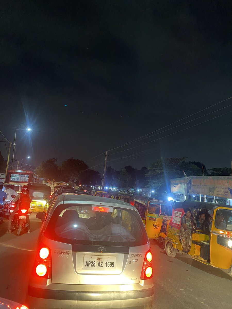 chariprasad04's tweet photo. @HYDTP dear sir, everyday heavy traffic jam is happening near bhavyas Tulasivanam Kukatpally -to-towards yellamm Banda route. It’s taking hours of time to clear. Request authorise to provide temporary barricades. @JAGANTRS @KTRTRS @hydcitypolice @GHMCOnline https://t.co/qdNTkAaFmz
