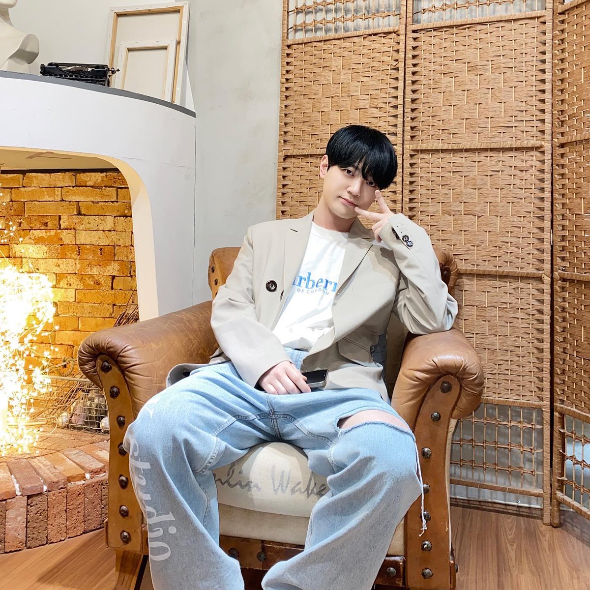 BittoFanbase's tweet photo. [Instagram 221019]

Thank you to HONEY10 who were with us today
Have a good night 💛

🇲🇫 Merci aux HONEY10 qui étaient avec nous aujourd'hui
Passez une bonne nuit 💛

#업텐션 #UP10TION #비토 #BITTO #WhatIfLove #CodeNameAtrow @UP10TION https://t.co/NtL63vlmmA