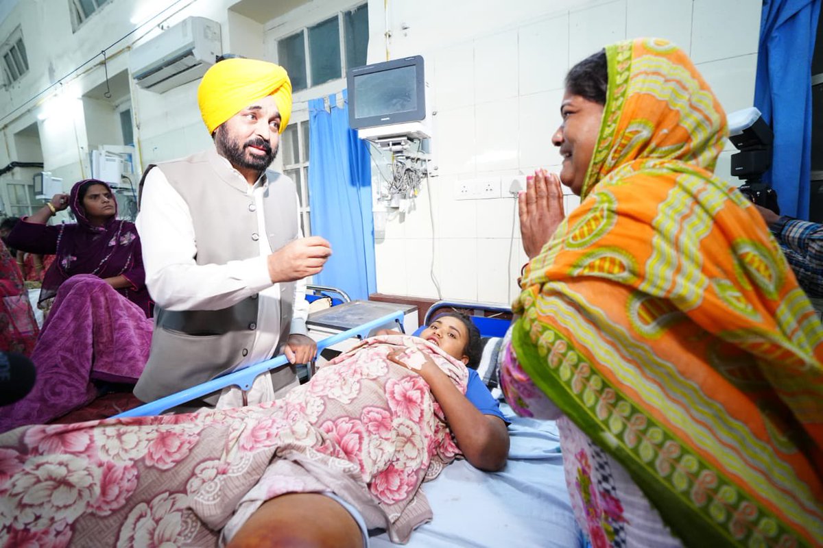 AAPPunjab's tweet photo. CM @BhagwantMann in Nayak Mode 

Conducted surprise inspection of Rajindra Hospital, Patiala

ਮੁੱਖ ਮੰਤਰੀ ਅਸਲ ‘ਚ ਦੁੱਖ ਮੰਤਰੀ ਹੁੰਦਾ ਹੈ, ਲੋਕਾਂ ਦੇ ਦੁੱਖ ਸੁਣੇ, ਅੱਧੇ ਦੁੱਖ ਸੁਣਨ ਨਾਲ ਘੱਟ ਜਾਂਦੇ ਨੇ
—CM @BhagwantMann https://t.co/KBrV7hWhFf