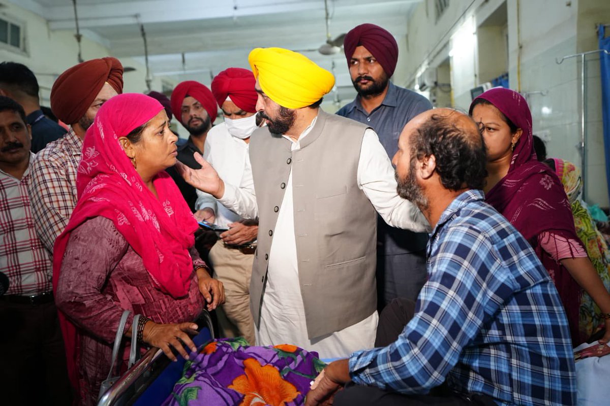 AAPPunjab's tweet photo. CM @BhagwantMann in Nayak Mode 

Conducted surprise inspection of Rajindra Hospital, Patiala

ਮੁੱਖ ਮੰਤਰੀ ਅਸਲ ‘ਚ ਦੁੱਖ ਮੰਤਰੀ ਹੁੰਦਾ ਹੈ, ਲੋਕਾਂ ਦੇ ਦੁੱਖ ਸੁਣੇ, ਅੱਧੇ ਦੁੱਖ ਸੁਣਨ ਨਾਲ ਘੱਟ ਜਾਂਦੇ ਨੇ
—CM @BhagwantMann https://t.co/KBrV7hWhFf