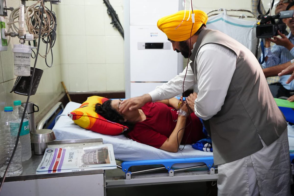AAPPunjab's tweet photo. CM @BhagwantMann in Nayak Mode 

Conducted surprise inspection of Rajindra Hospital, Patiala

ਮੁੱਖ ਮੰਤਰੀ ਅਸਲ ‘ਚ ਦੁੱਖ ਮੰਤਰੀ ਹੁੰਦਾ ਹੈ, ਲੋਕਾਂ ਦੇ ਦੁੱਖ ਸੁਣੇ, ਅੱਧੇ ਦੁੱਖ ਸੁਣਨ ਨਾਲ ਘੱਟ ਜਾਂਦੇ ਨੇ
—CM @BhagwantMann https://t.co/KBrV7hWhFf