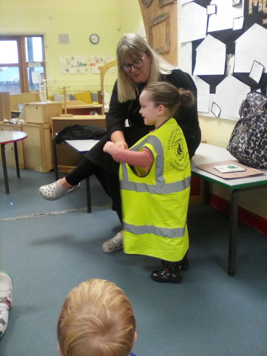Be Bright, Be Seen! Thank you @Mon_RoadSafety for visiting us today. @EAS_EarlyYears @MonHealthySch