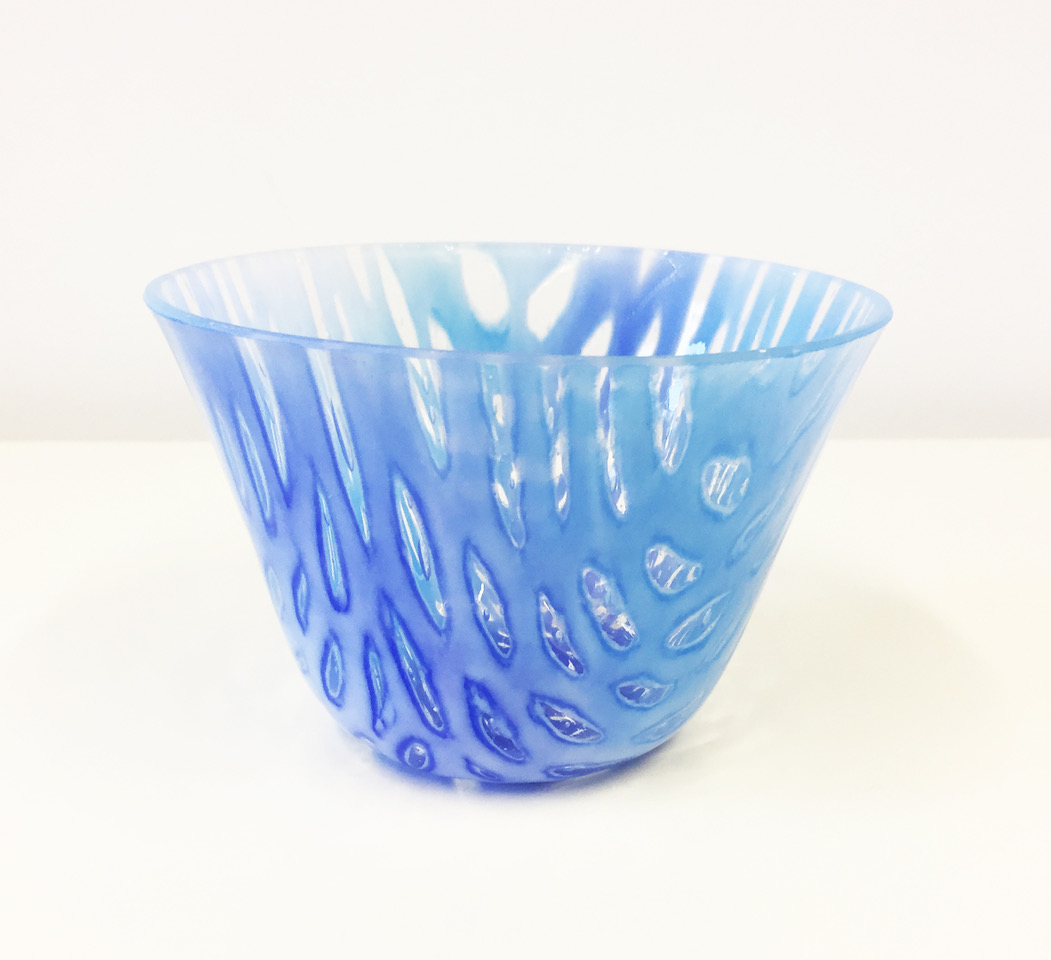 artcraftcollect's tweet photo. Two lovely kiln formed glass seasonal bowls just delivered by Irina from 523 Glass Studio.
'Autumn Sunshine' is 15 cm in diameter and £25.00
'Deep Blue Winter' is 11 cm in diameter and 8 cm deep. £35.00
#handmadeinEdinburgh #kilnformedglass #bowls
#shopindie https://t.co/t2nqoKHNpd