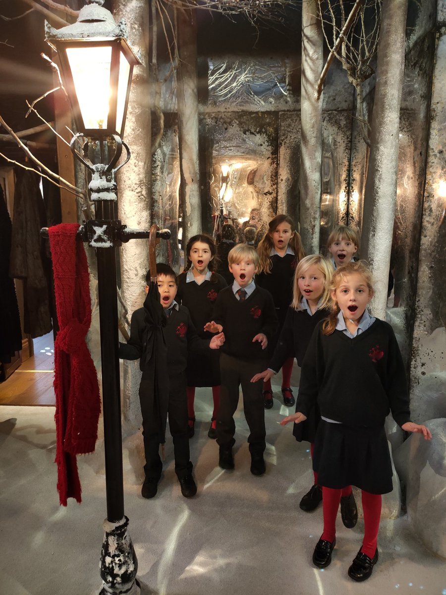 Rendcombjuniors's tweet photo. Years 3 &amp; 4 pupils @RendcombCollege found the Enchanted Library @TheStoryMuseum  #inspirational &amp; #magical.
#schooltrip. https://t.co/JXzU27OXDA