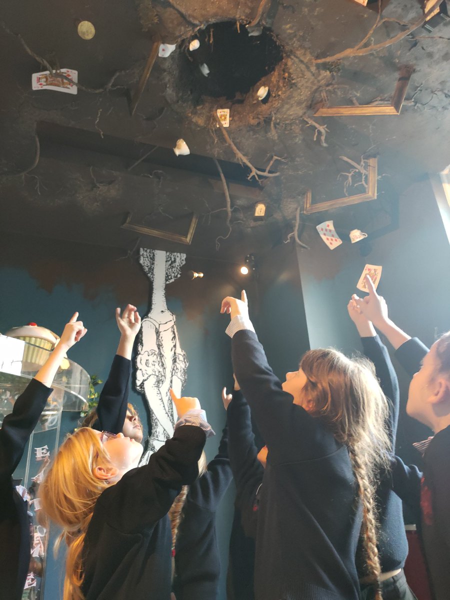 Rendcombjuniors's tweet photo. Years 3 &amp; 4 pupils @RendcombCollege found the Enchanted Library @TheStoryMuseum  #inspirational &amp; #magical.
#schooltrip. https://t.co/JXzU27OXDA