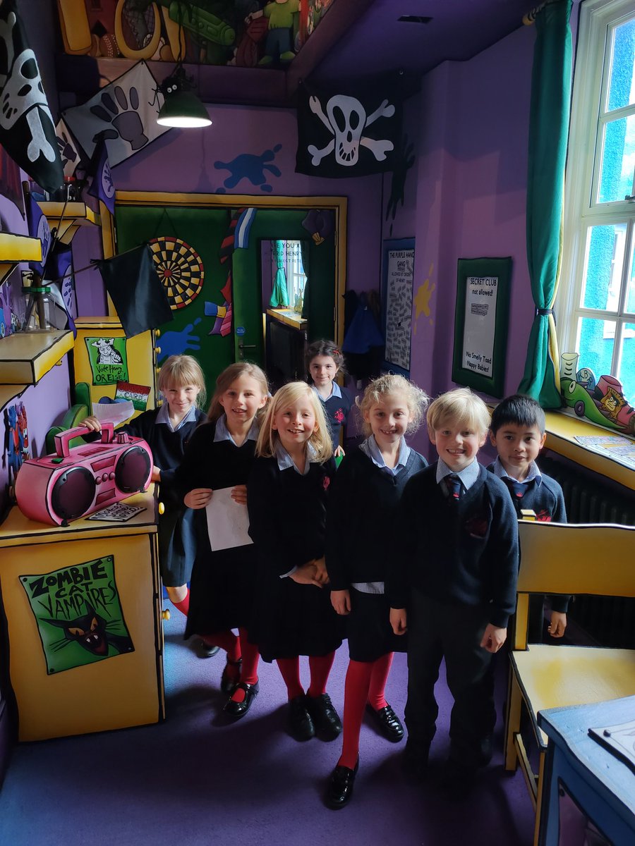 Rendcombjuniors's tweet photo. Years 3 &amp; 4 pupils @RendcombCollege found the Enchanted Library @TheStoryMuseum  #inspirational &amp; #magical.
#schooltrip. https://t.co/JXzU27OXDA