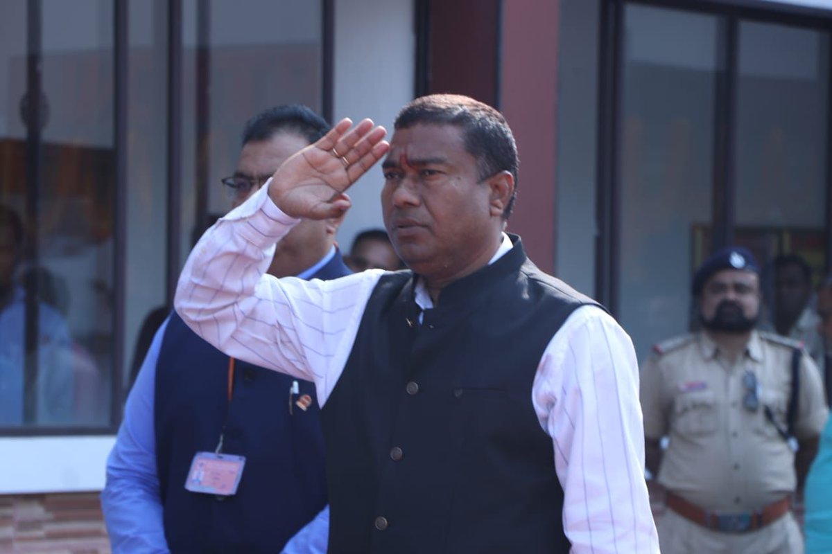 Inspecting the Guard-of-Honour given by the @CISFHQrs on my arrival at the @DirMktg_iocl Barauni Refinery. Deeply impressed by the outstanding conduct and professionalism of the @CISFHQrs officers & jawans.