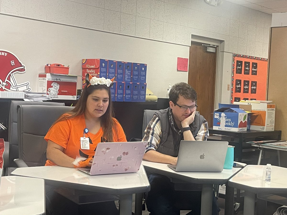 BallastShawna's tweet photo. Extended Planning for @SkyviewElem kinder teachers today! Digging in! Every Teacher! # risdbelieves #risdlitandint #risd_soar ✈️✈️✈️ https://t.co/SQtpXSwM45