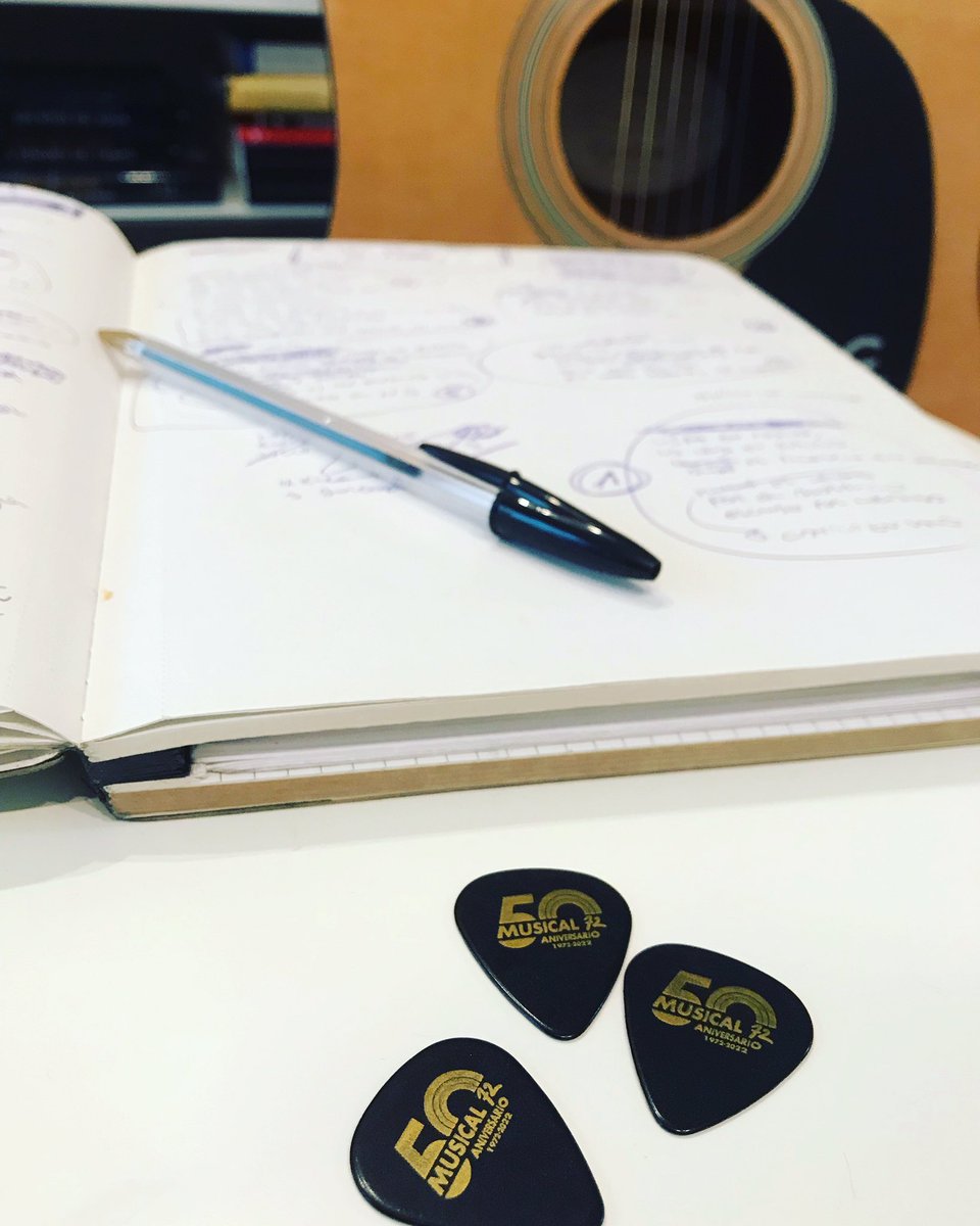 sinmalainten's tweet photo. Eskerrik asko por los regalitos… 😄❤️
#musical72 #musical72donostia #50aniversario #sinmalaintención #púas https://t.co/3A9NBSnUI7