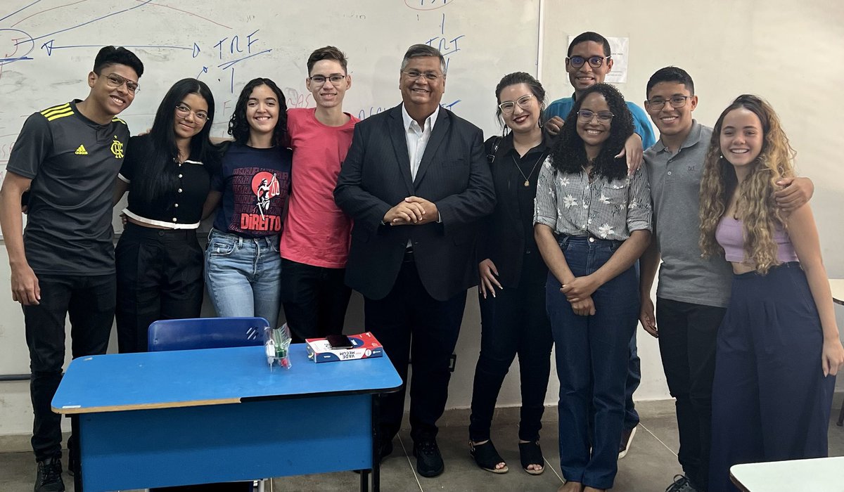 Enquanto a posse em Brasília não chega, o professor @FlavioDino continua em sala de aula na Universidade Federal do Maranhão.