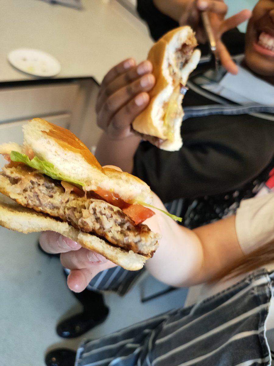 TheMrDay84's tweet photo. American fakeaway week. Making your own burger. Massively successful. You smashed year 8 #Cooking #fakeaway #learning https://t.co/yX1sIqPEww