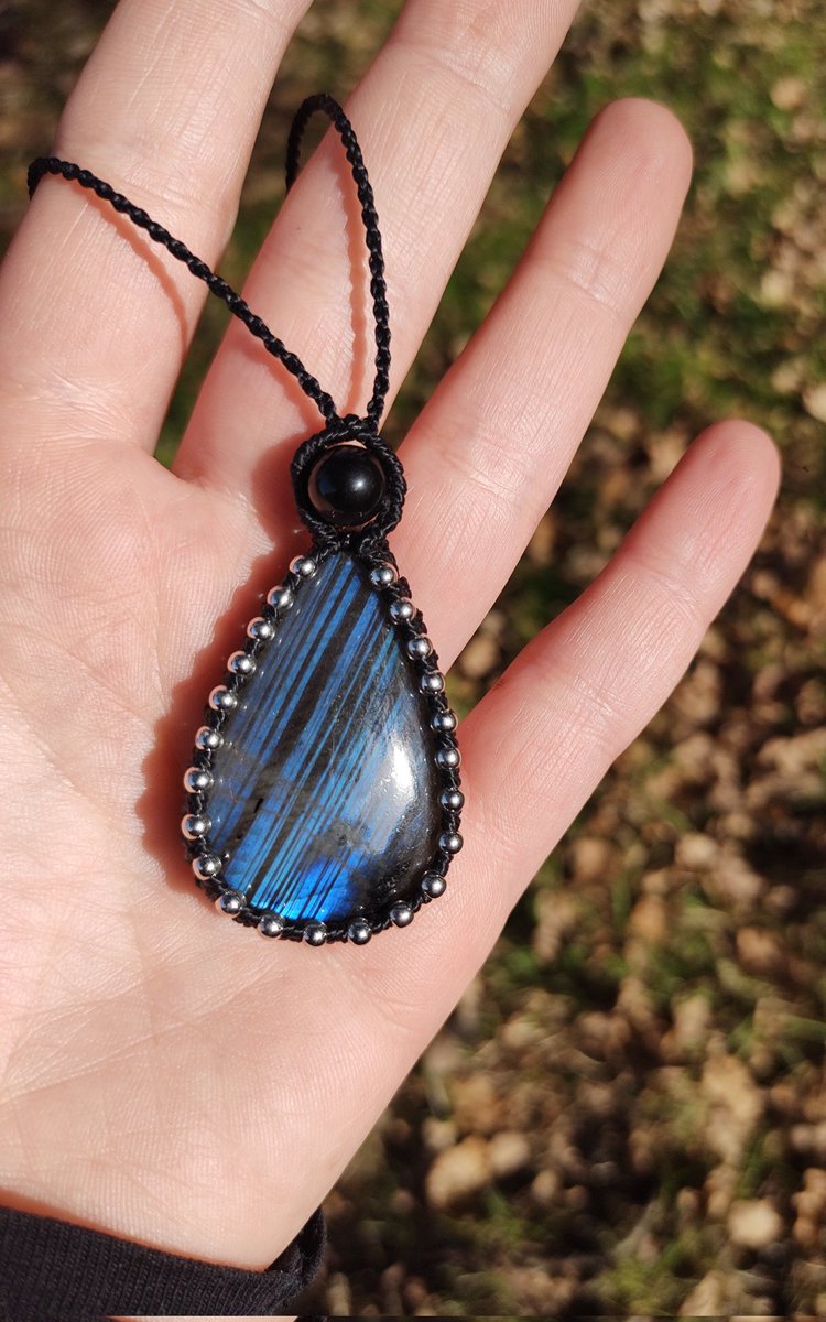 😱 vous êtes 118 ici maintenant, c'est énorme pour moi ! Merci ❤️
J'ai fait ce petit collier tout simple avec une labradorite et une perle d'obsidienne ✨