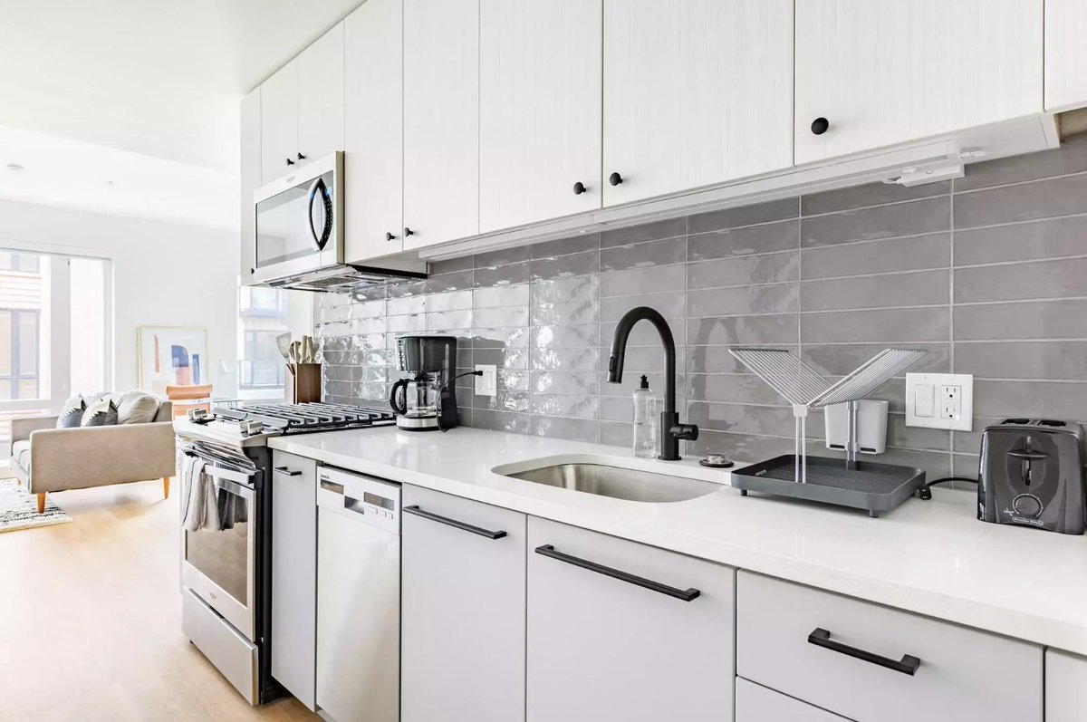 Need a comfortable spot in Portland? Try this studio in the Northwest District. It's a walkable neighborhood (near plenty of restaurants and shops), close to green spaces and entertainment. Enjoy amenities, updated appliances, and a lovely view. 

zeusliving.com/homes/2050-nw-…