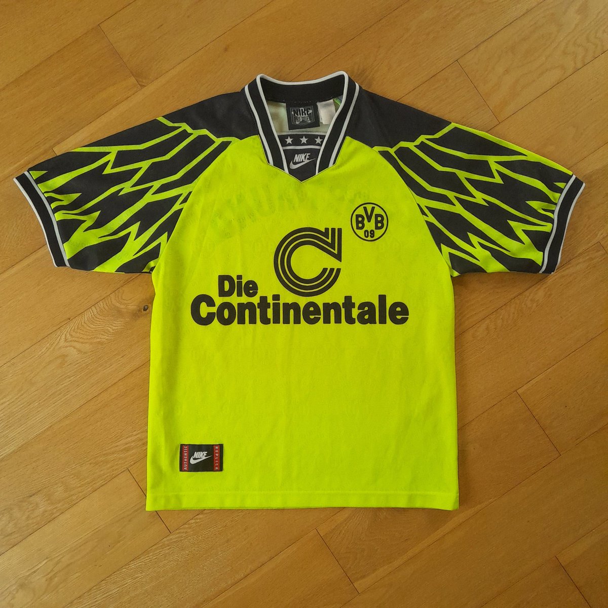 DeanMaywood's tweet photo. The postman has been and my shirt collection just got serious!
Big thanks to @ddela9 for helping authenticate behind the scenes.
#BVB #dortmond #dramberg #90s #ShirtCollector #NotACharityShopFind https://t.co/KpaFYsScDb