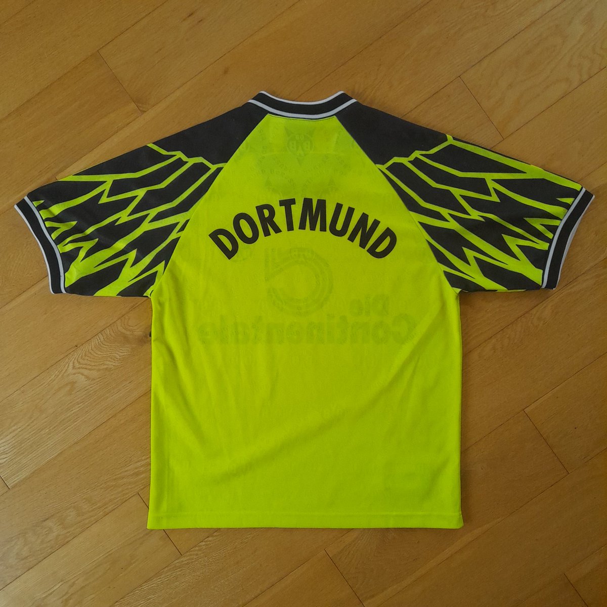 DeanMaywood's tweet photo. The postman has been and my shirt collection just got serious!
Big thanks to @ddela9 for helping authenticate behind the scenes.
#BVB #dortmond #dramberg #90s #ShirtCollector #NotACharityShopFind https://t.co/KpaFYsScDb